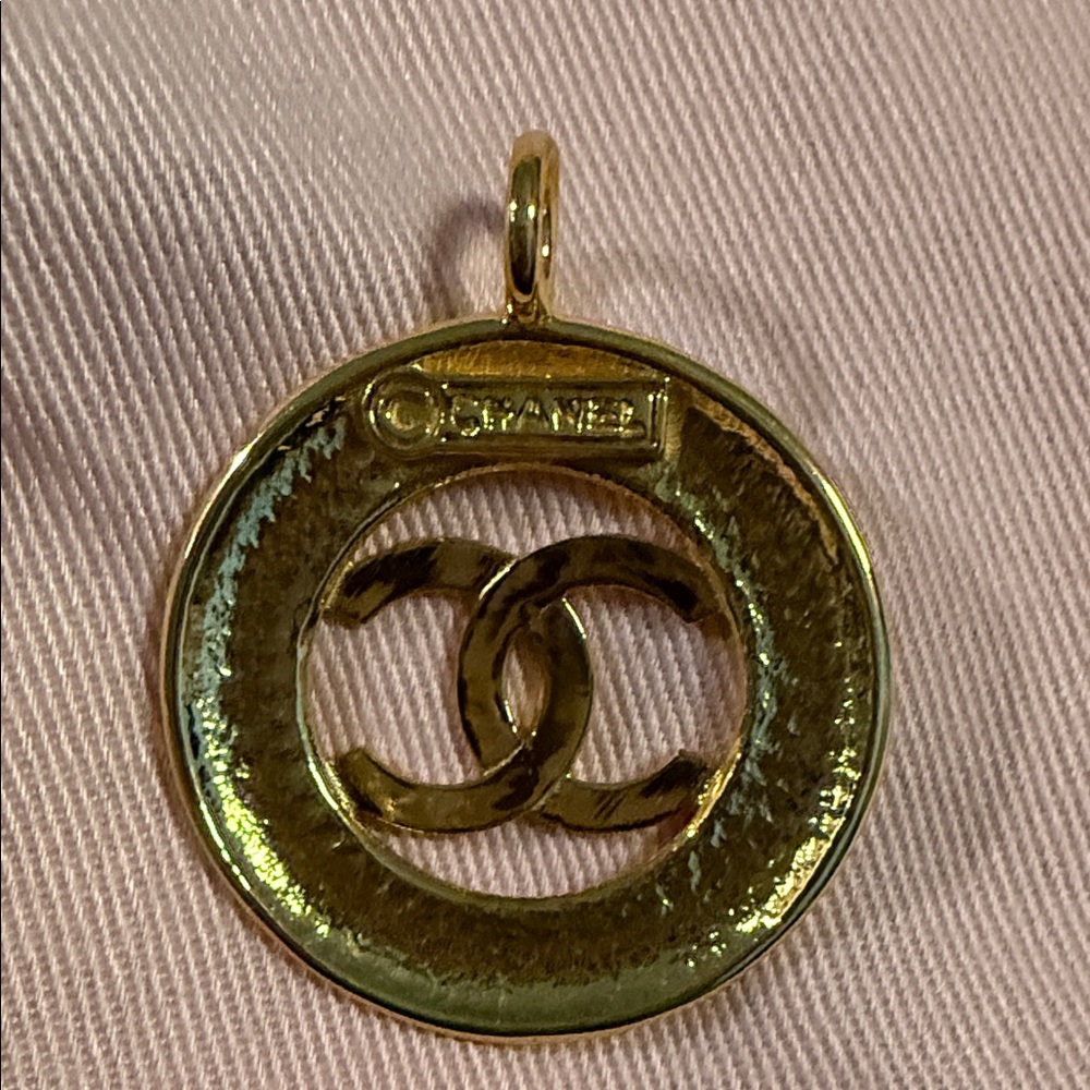 Gold Circular Pendant Necklace - Picture 4 of 6